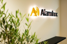 アラームボックス社内